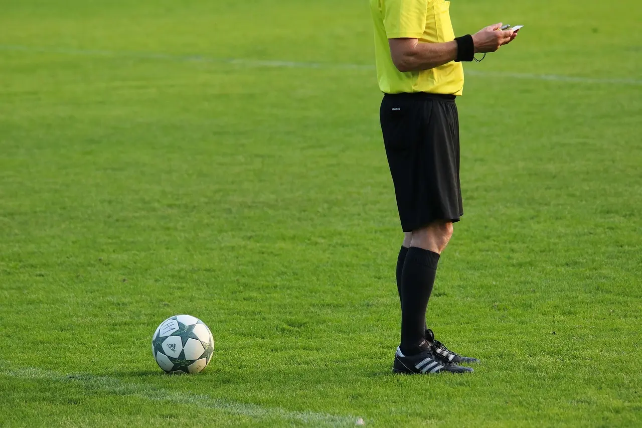 Serie B 2025/26 – Runde 1: VAR-indgreb, røde kort og effektive omstillinger prægede åbningsrunden