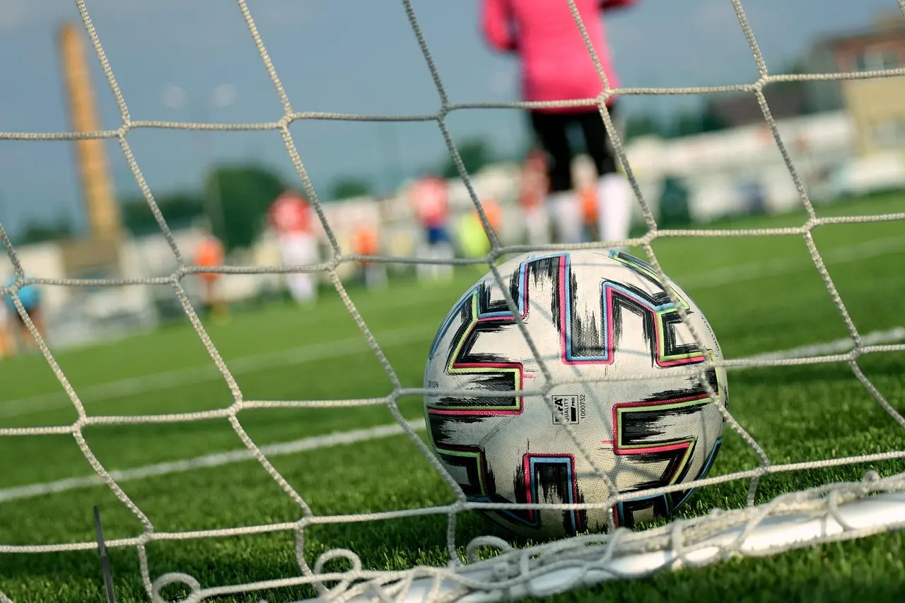 Serie B runde 2: Røde kort, straffespark og sene udligninger præger en tæt spilleomgang